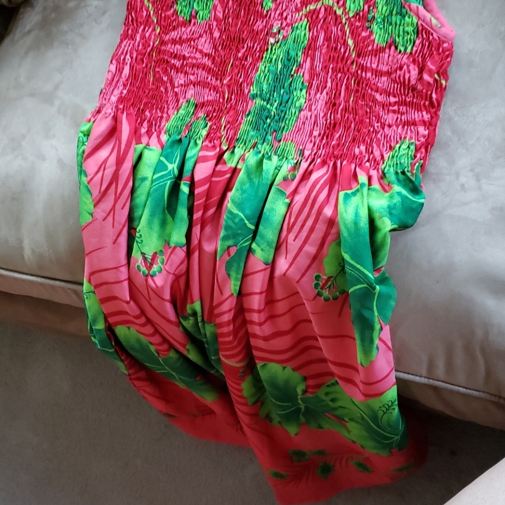 Cutest Island dress.  Fits like girls xl